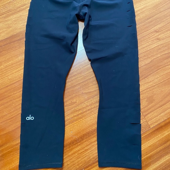 Alo Yoga Black Leggings with holes on sides - Picture 2 of 3